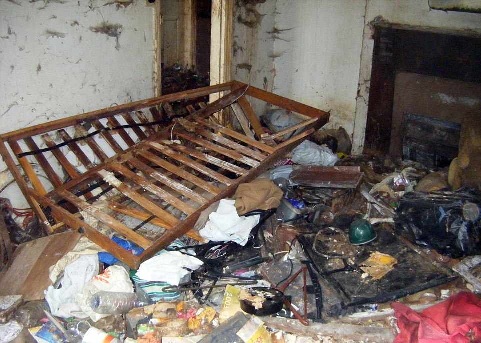 В оккупированной Боровой солдаты превращают дома местных жителей в мусорки и туалеты