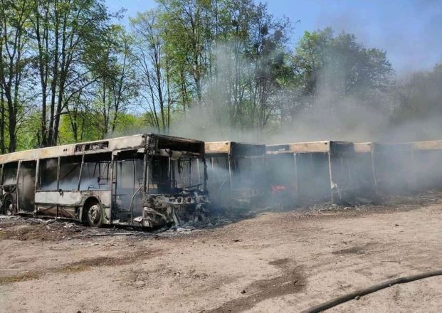 Обстрел Харькова: сгорели 10 автобусов и 5 машин (фото)
