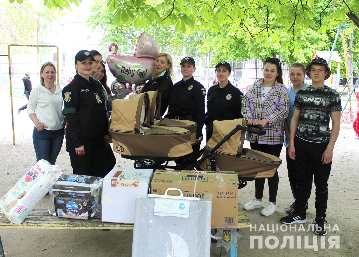 Полицейские помогают харьковчанке, которая родила тройню в Полтаве: отец девочек защищает Харьков