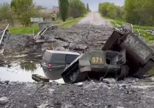 В Харьковской области техника РФ рухнула с подорванного моста и утонула в реке (видео)
