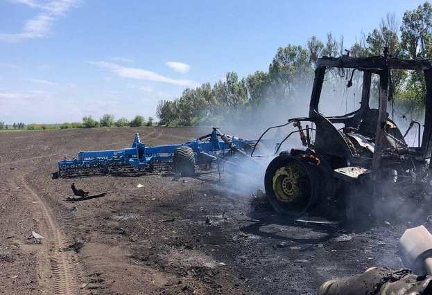 В Харьковской области российская ракета попала в трактор, работавший в поле. Ранен тракторист (видео)