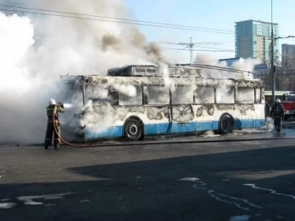 В Харькове после обстрела горели троллейбусы