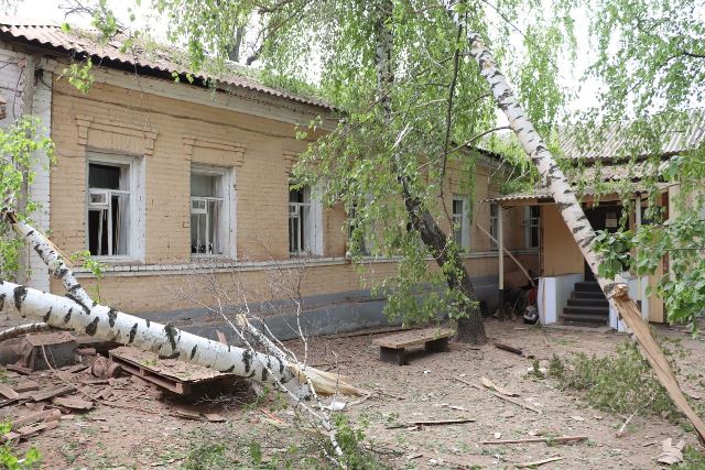 Обстрел Дергачей: погибли два человека, разрушены больница и дома (фото)