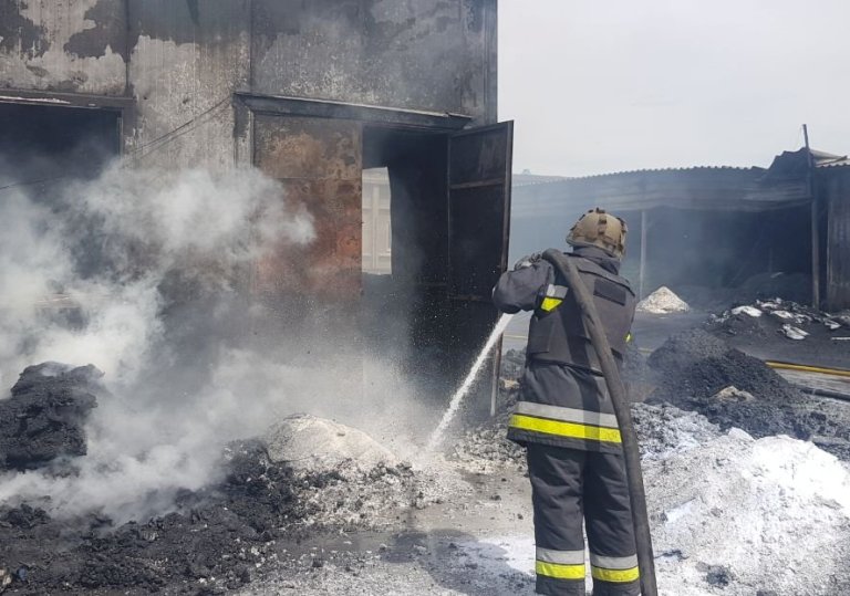 В Харьковской области после обстрелов горели газопровод, склады и дома (фото)