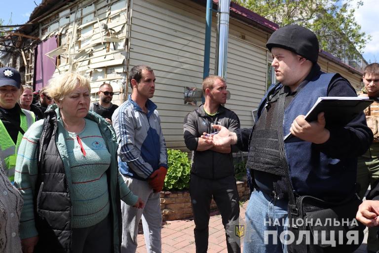 В пригороде Харькова под обстрелами погиб мужчина, жена похоронила его во дворе дома
