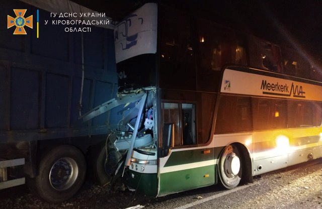 Автобус, ехавший из Польши в Харьков, попал в ДТП. Погибли три человека (фото)