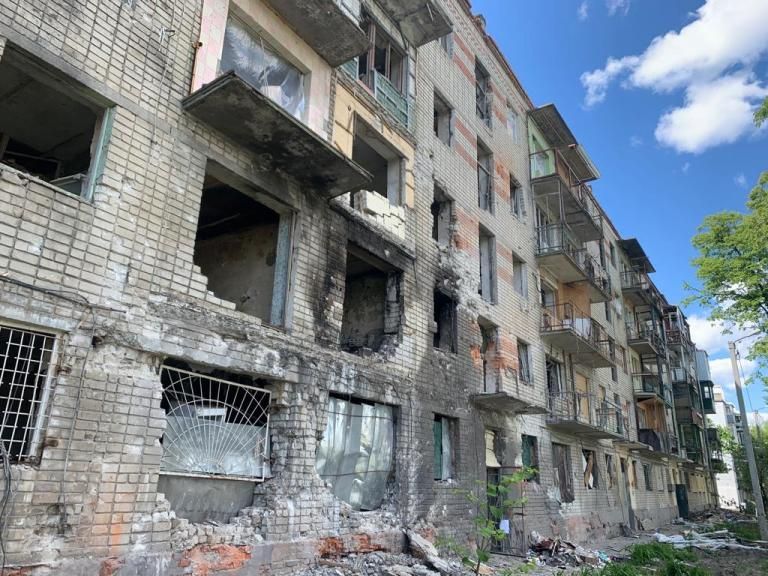 В Харькове решают судьбу дома, разрушенного авиаударом (фото)