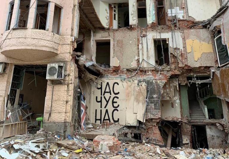 На доме в центре Харькова, разрушенном попаданием ракеты, появился стрит-арт