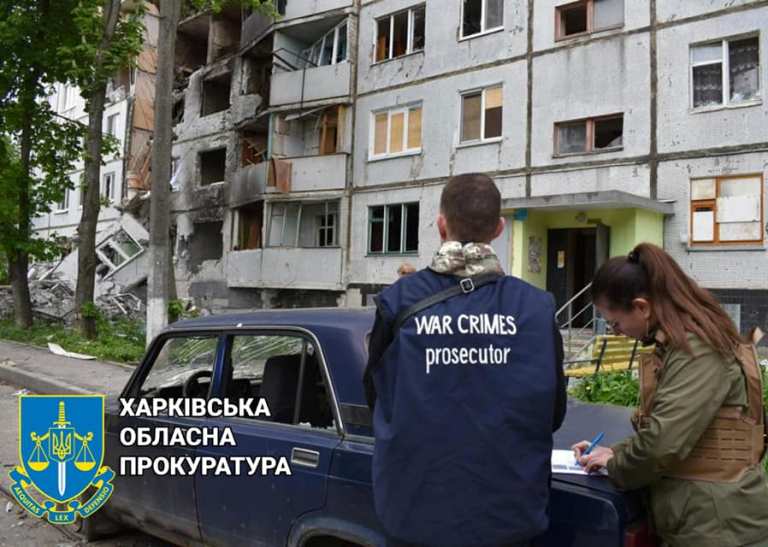 Дом на Салтовке был многократно обстрелян. Разрушены лестница и 16 квартир (фото)