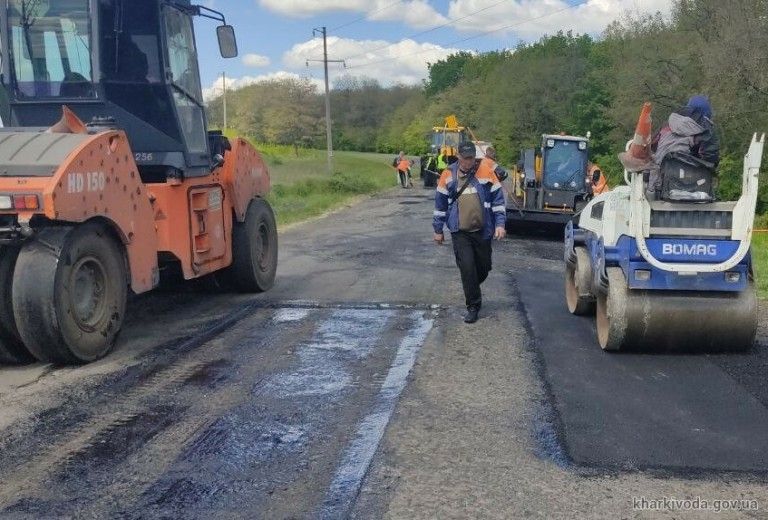 Дорожники Харькова ремонтируют киевскую трассу и дорогу на Чугуев