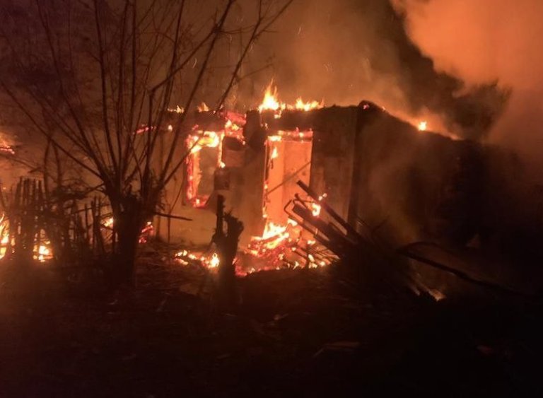 Войска РФ опять обстреляли Золочевскую громаду: уничтожены дома и машины