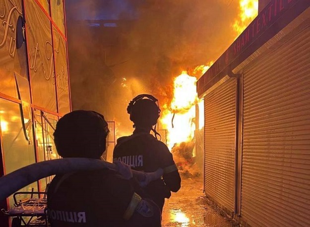 В Харькове после обстрелов – масштабный пожар на рынке