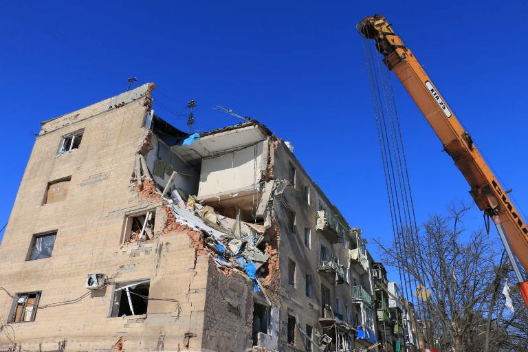 В Харькове коммунальщики начали проверять разрушенные обстрелами дома