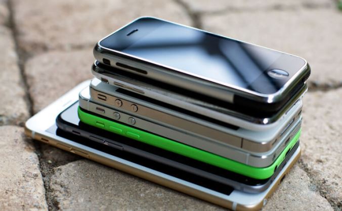 В оккупированной Боровой у людей отбирают мобильные телефоны