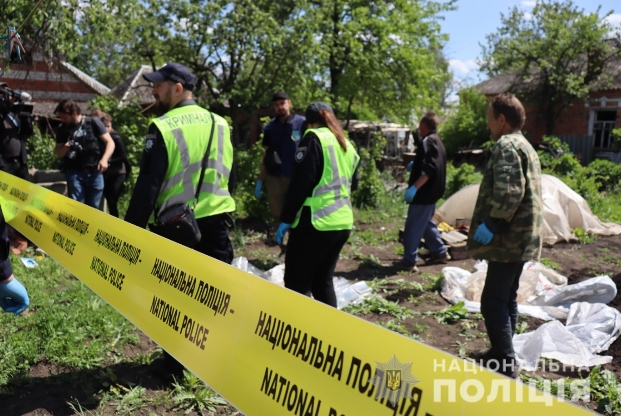 В пригороде Харькова танк РФ расстрелял машину с людьми. Родители похоронили сына в огороде