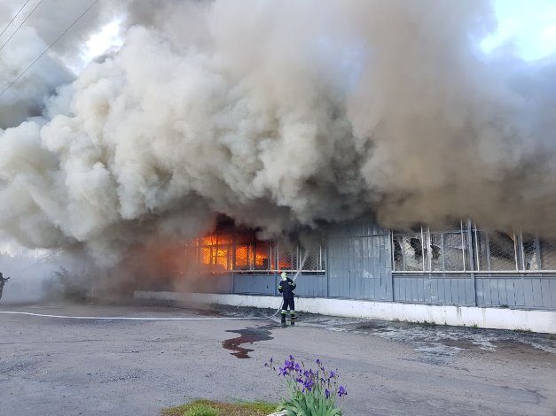 В пригороде Харькова после обстрела - огромный пожар в магазине: фото