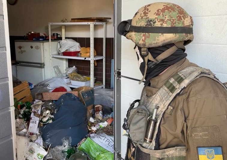Кучи мусора и оружие: что оставили после себя оккупанты в Русских Тишках (видео)