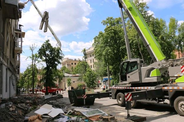 В Харькове разбирают завалы в зданиях в центре города: фото