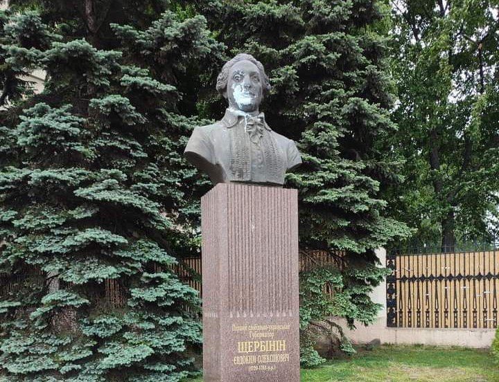 В центре Харькова испортили памятник