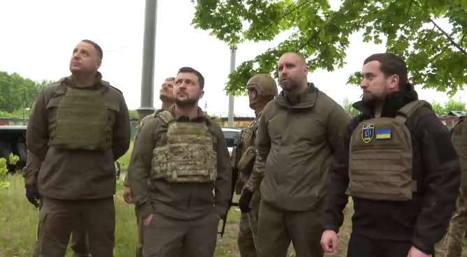 Владимир Зеленский осмотрел разрушенные дома в Харькове (видео)
