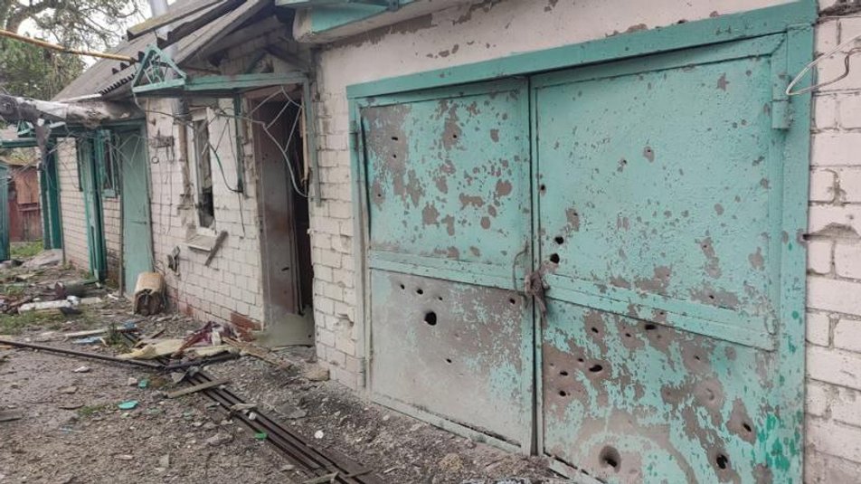Оккупанты снова ударили по Золочевской громаде: повреждены дома, техника, здания предприятий