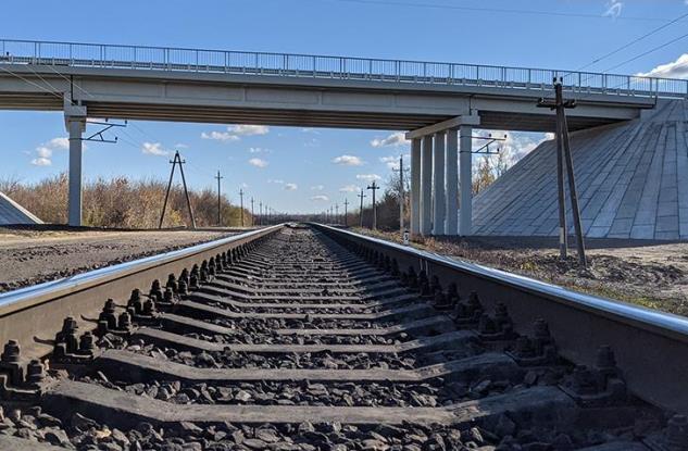 Оккупанты восстановили железнодорожный мост в районе Купянска, чтобы перебрасывать технику