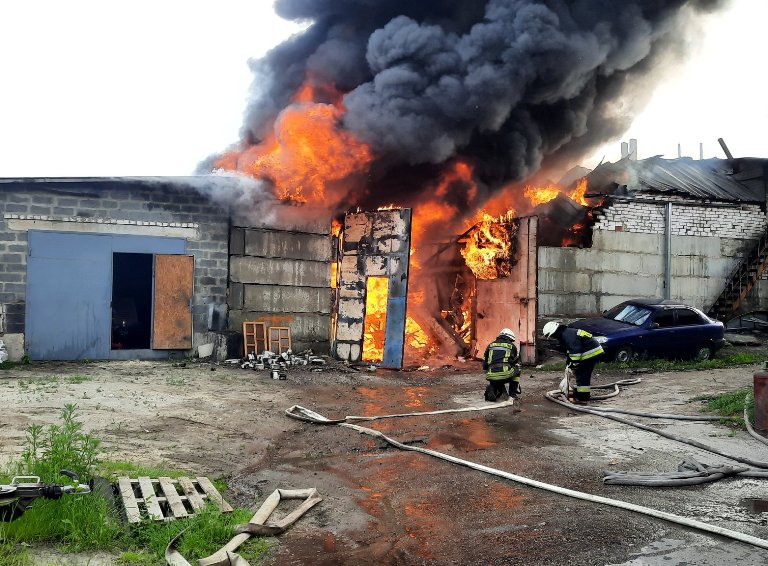 В Харькове после обстрела возник крупный пожар: фоторепортаж