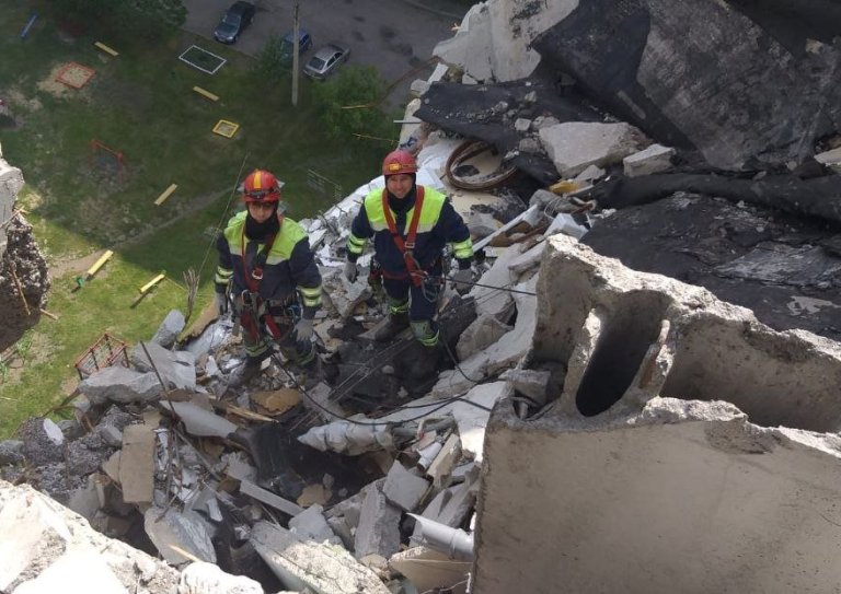 В Харькове продолжают разбирать завалы разрушенного обстрелами дома: спасатели нашли еще два тела