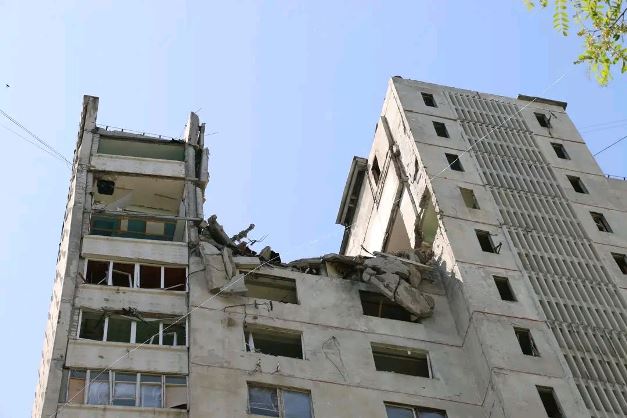 В Харькове при разборе завалов разрушенного обстрелами дома нашли тела погибших (фото)