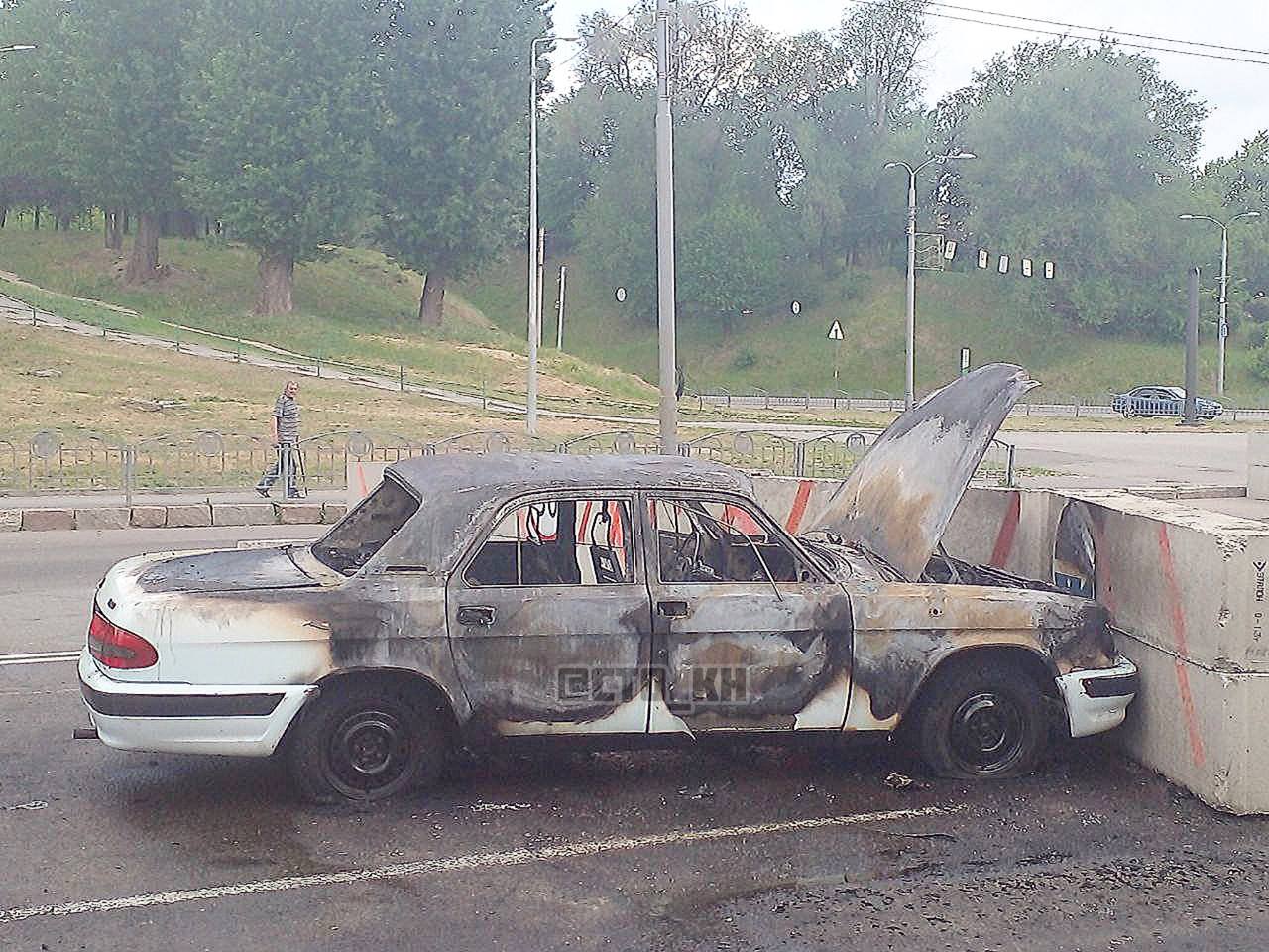 На Клочковской машина влетела в бетонные блоки и загорелась (фото)