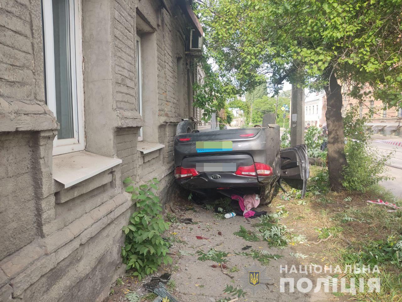 ДТП в Харькове: машина снесла дерево и насмерть сбила пешехода (видео)