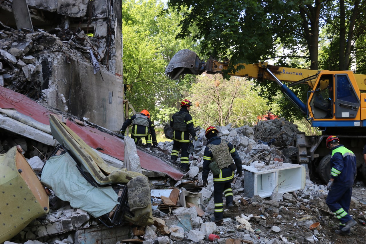 В Харькове разбирают завалы разрушенного обстрелами дома: фото, видео