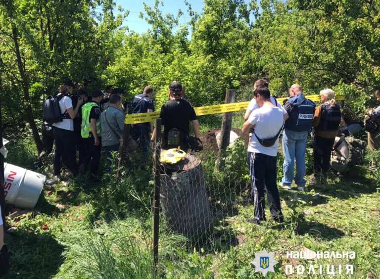 Под Харьковом при обстреле погибла женщина, ее похоронили во дворе