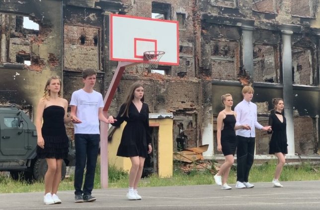 Вальс на руинах: в разрушенной харьковской школе отметили выпускной (видео)