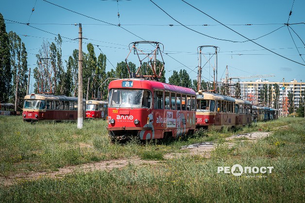 Авиабомбы, грады, минометы: в Харькове уничтожено 60 трамваев (фоторепортаж)