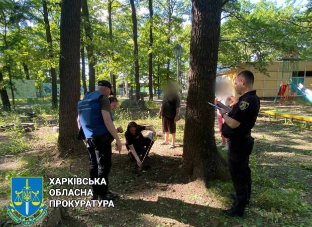 Поселок под Харьковом попал под обстрел: повреждены дома и машины
