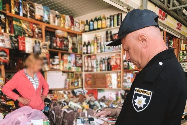 На Центральном рынке Харькова торгуют гуманитаркой