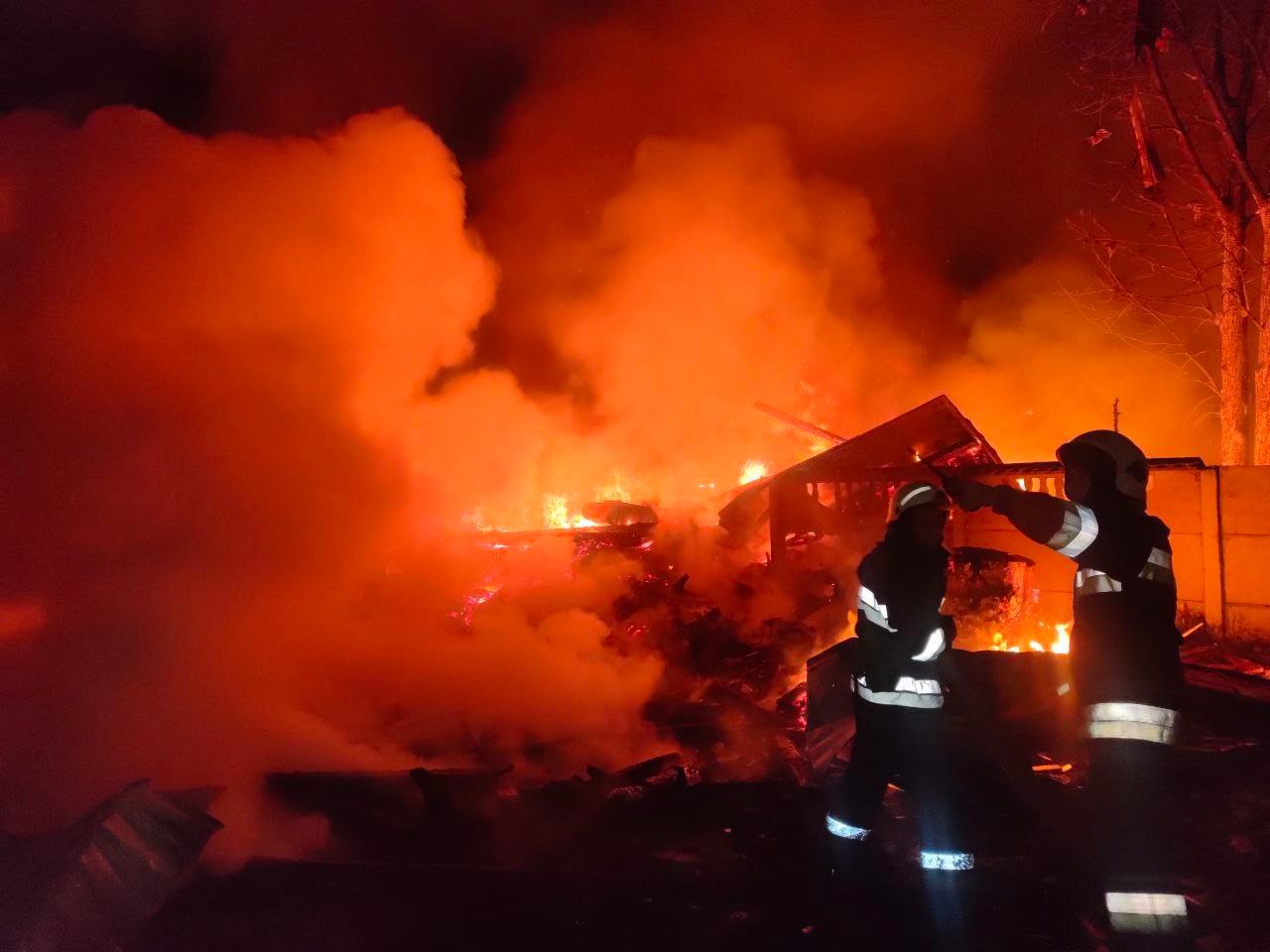 В Харькове после обстрела горели кафе и магазин: погибли люди (фото)