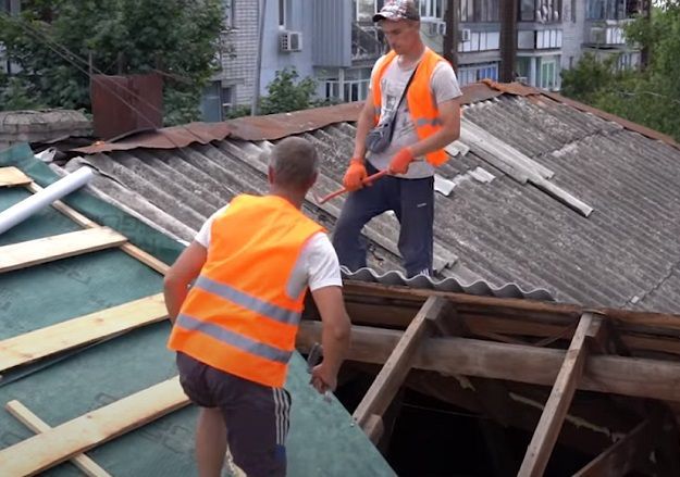 В Харькове на жилом доме взрывной волной оторвало крышу (видео)