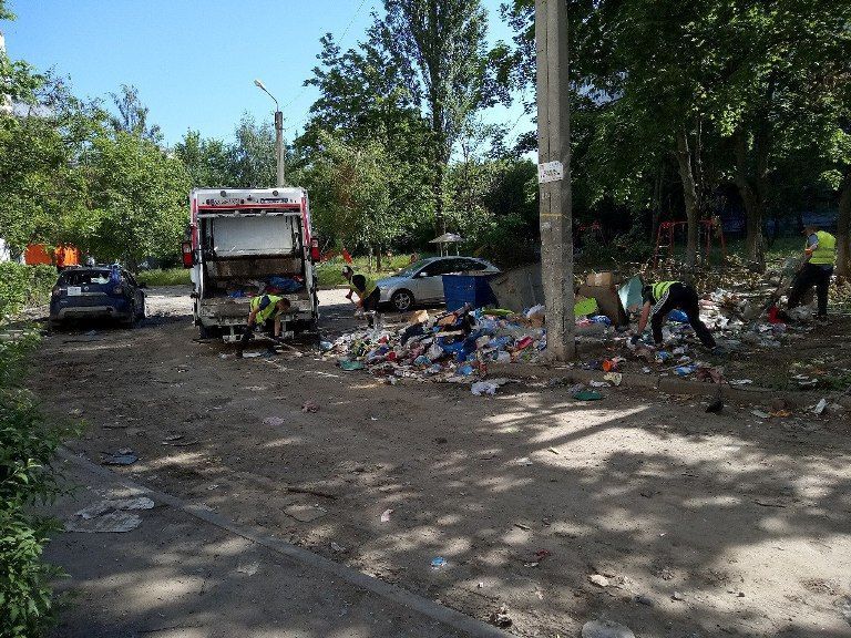 С Северной Салтовки вывозят залежи мусора