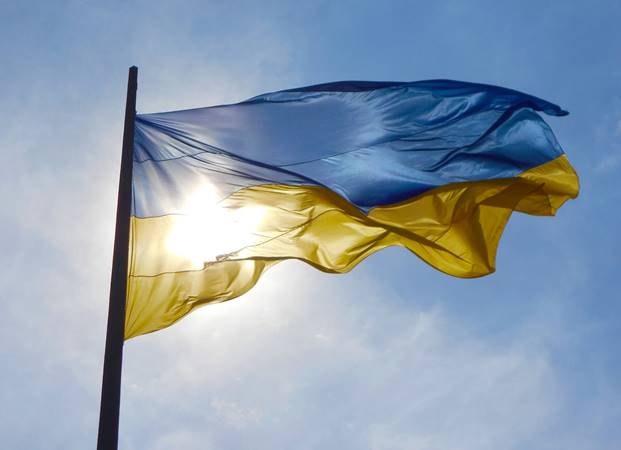 В оккупированной Боровой войска РФ обстреливают флаги Украины