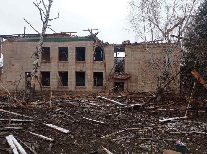 В оккупированной Боровской громаде учителям предлагают за свой счет отремонтировать разрушенную обстрелами школу