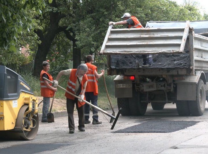 В Харькове латают дороги, поврежденные от попадания снарядов