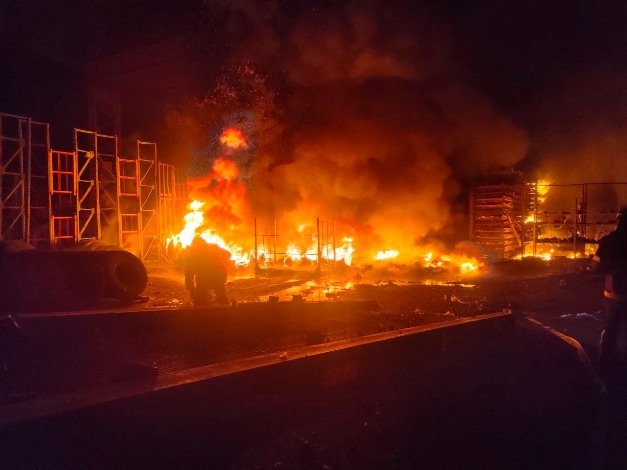 В пригороде Харькова после обстрела - огромный пожар на складе: сгорели 10 грузовиков (фото)