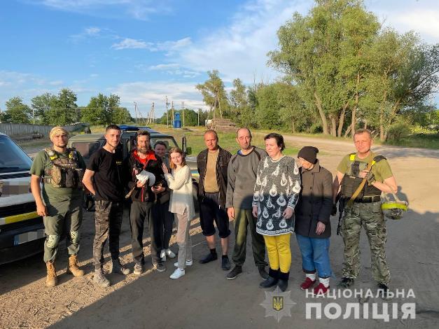 Из Старого Салтова эвакуировали семью, дом которой разбомбили россияне