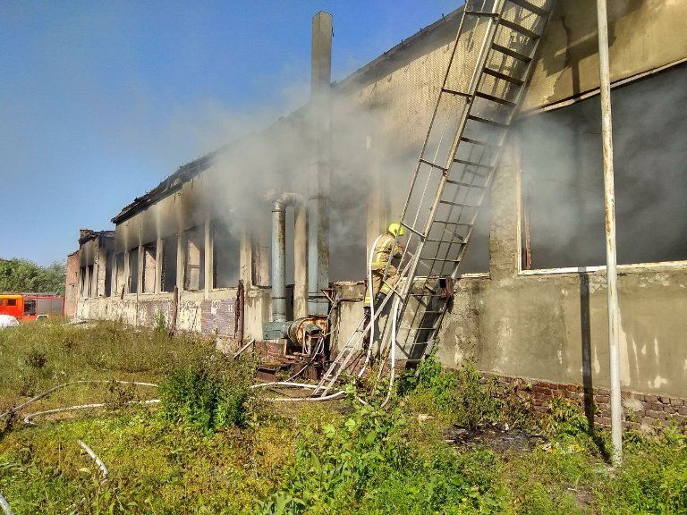 В Харькове после обстрела горели склад и свалка (фото)