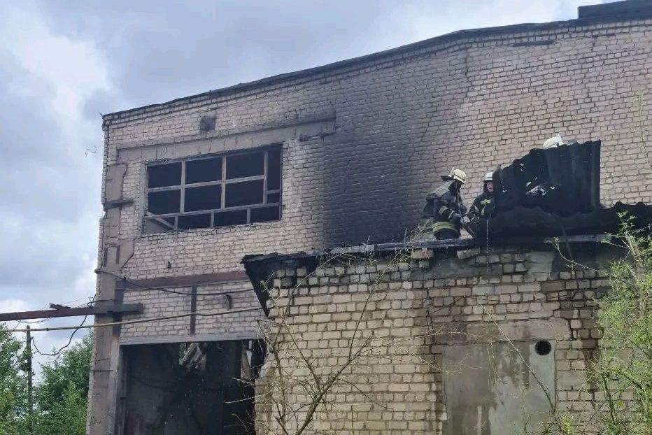 В Харькове после обстрела горело предприятие (фото)