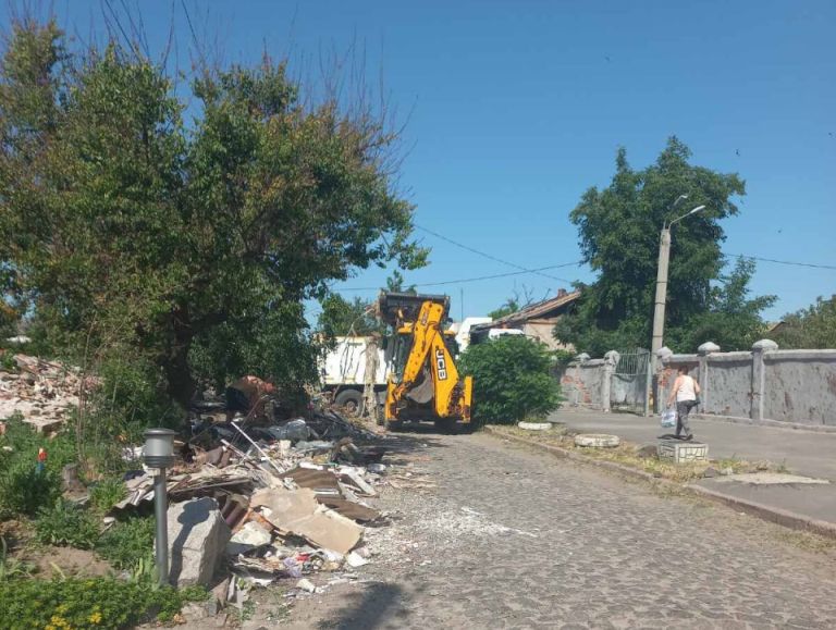 В Харькове разбирают завалы после обстрелов: фото