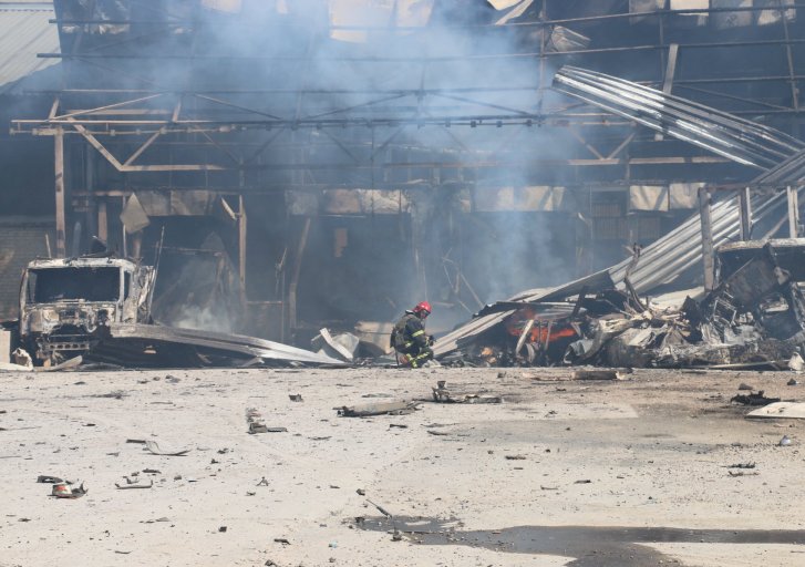 В Харькове вчера после обстрела возник огромный пожар на складе: фото