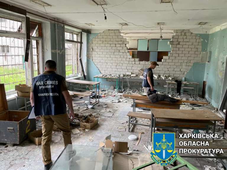 В Харькове ракетами разрушены дома, лицей и предприятие: фото последствий